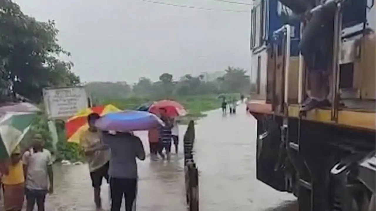ভারী বৃষ্টিতে রেললাইন তলিয়ে চট্টগ্রাম-কক্সবাজার রুটে ট্রেন চলাচল বন্ধ