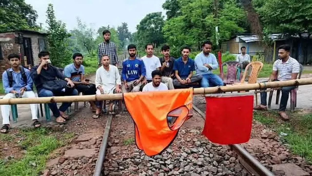 রাজশাহীতে শিক্ষার্থীদের রেলপথ অবরোধ, ট্রেন চলাচল বন্ধ