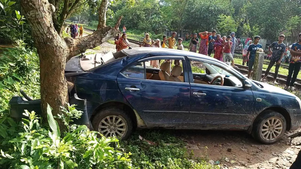 ব্রাহ্মণবাড়িয়ায় ট্রেনের ধাক্কায় প্রাইভেটকারের যাত্রী নিহত