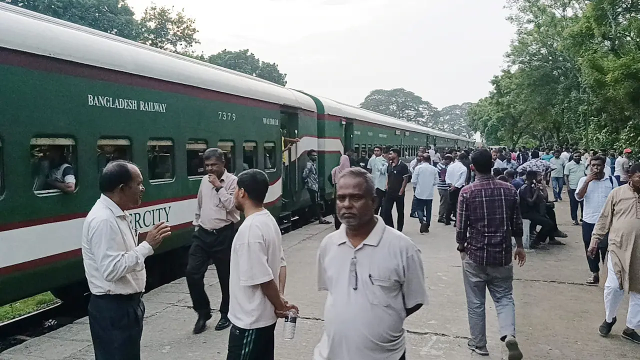 যাত্রীসহ স্টেশনে ট্রেন রেখে চালক উধাও, ফিরলেন ১ ঘণ্টা পর