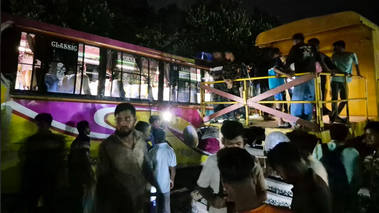 ট্রেনের ওয়াগনের ধাক্কায় বাস-মাহেন্দ্র-অটোরিকশার ত্রিমুখী সংঘর্ষ, নিহত ২