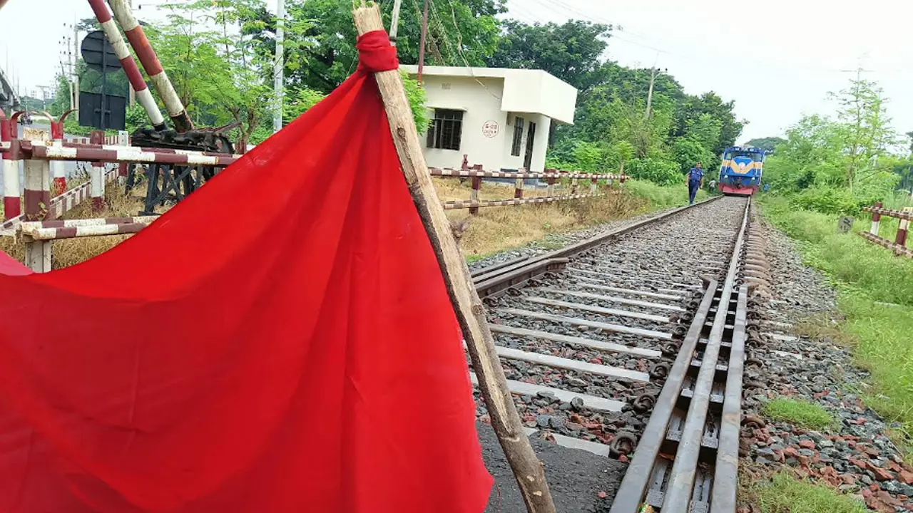 রাবি ছাত্রকে মারধরের প্রতিবাদে রেলপথ অবরোধ, ৬ ট্রেনের যাত্রা বিলম্ব