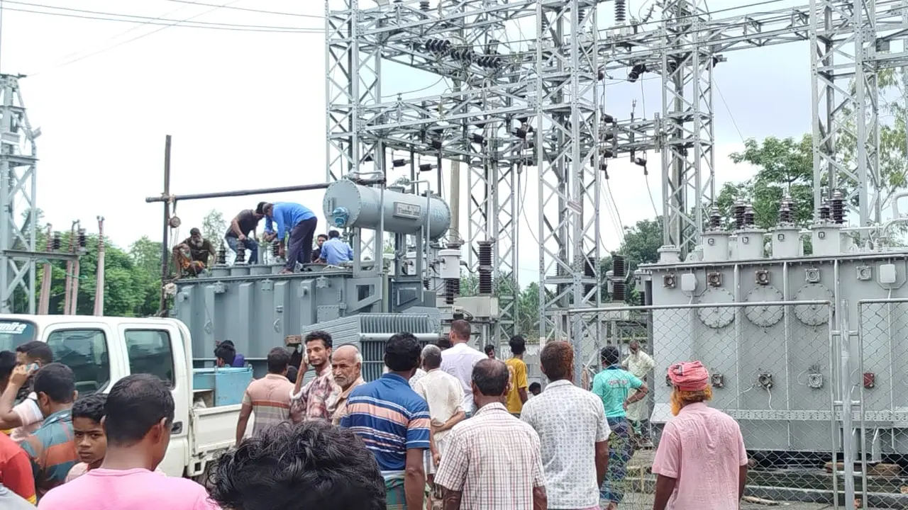 লালমনিরহাটে বজ্রপাতে নষ্ট ১০ এমভিএ ট্রান্সফরমার, বিদ্যুৎহীন ৬ ইউনিয়ন