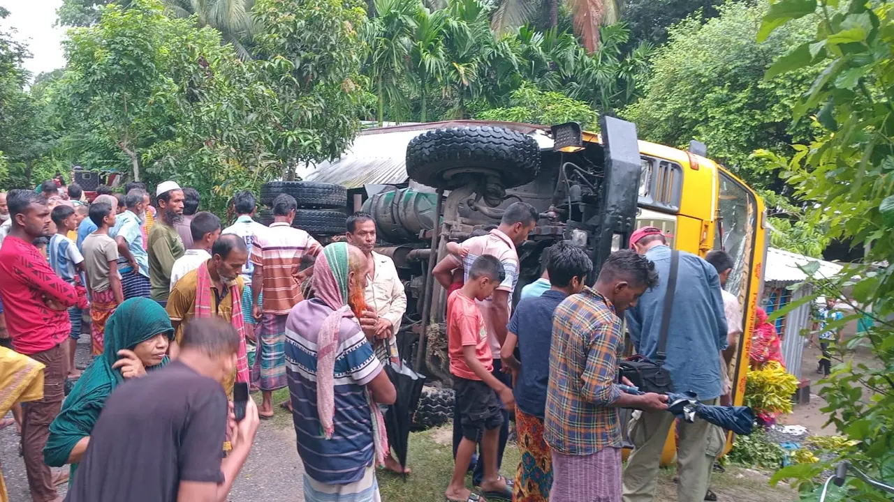 ঘরের ওপর উল্টে পড়ল পাথরবোঝাই ট্রাক, ঘুমন্ত স্কুলছাত্রী নিহত