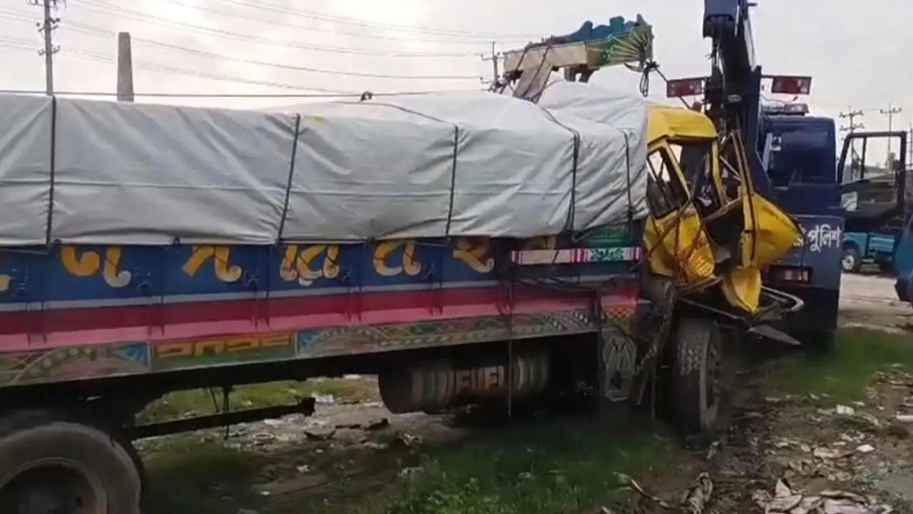 কালিয়াকৈরে ট্রাকের পেছনে ট্রাকের ধাক্কা চালক নিহত
