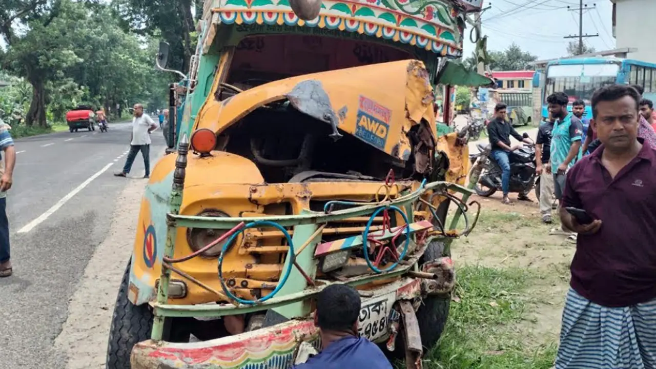 রাস্তার পাশে বাসের অপেক্ষায় ছিলেন মা-ছেলে, ট্রাকচাপায় প্রাণ গেল মায়ের