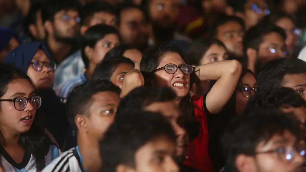 কানায় কানায় পূর্ণ মুহসীন হল মাঠ, ফুটবল জ্বরে কাঁপছে ঢাবি