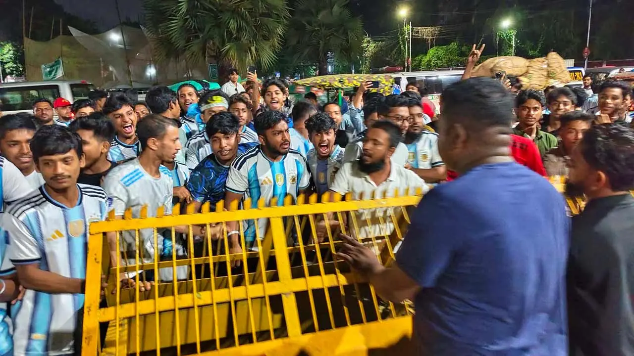 নিষেধাজ্ঞা সত্ত্বেও ব্যারিকেড ভেঙে টিএসসিতে বহিরাগতদের প্রবেশ