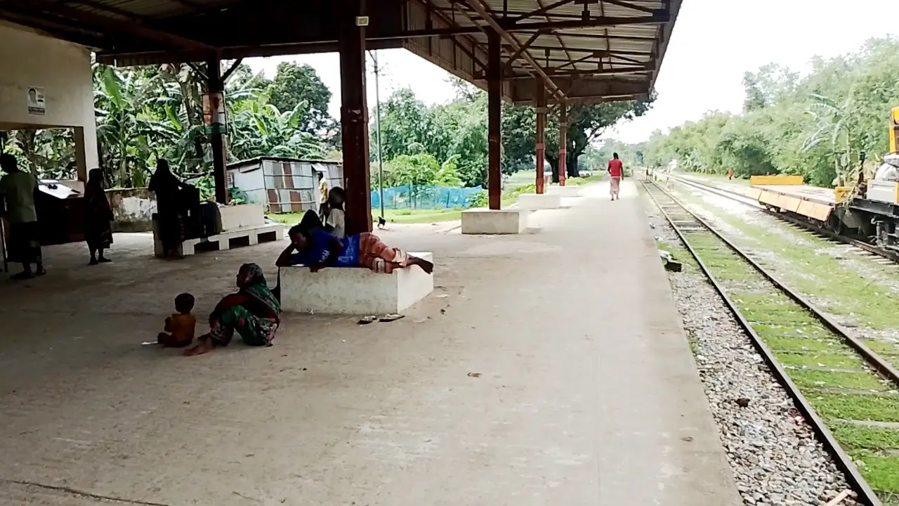 চাঁদা না পেয়ে রেলপথ সংস্কারকাজে হামলার অভিযোগ, ট্রেন চলাচল বন্ধ
