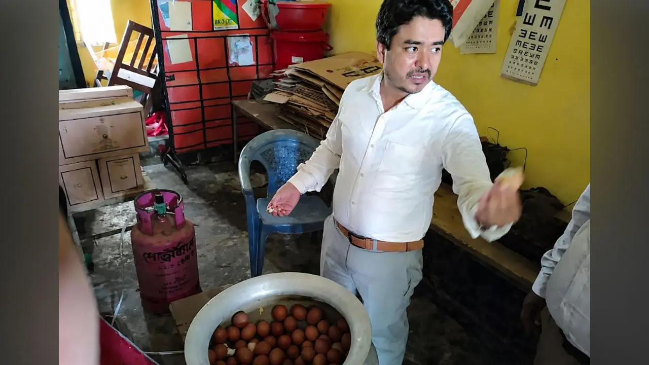 প্রাথমিকের শিক্ষার্থীদের খাবার পরিদর্শনে গিয়ে পচা ডিম পেলেন ইউএনও