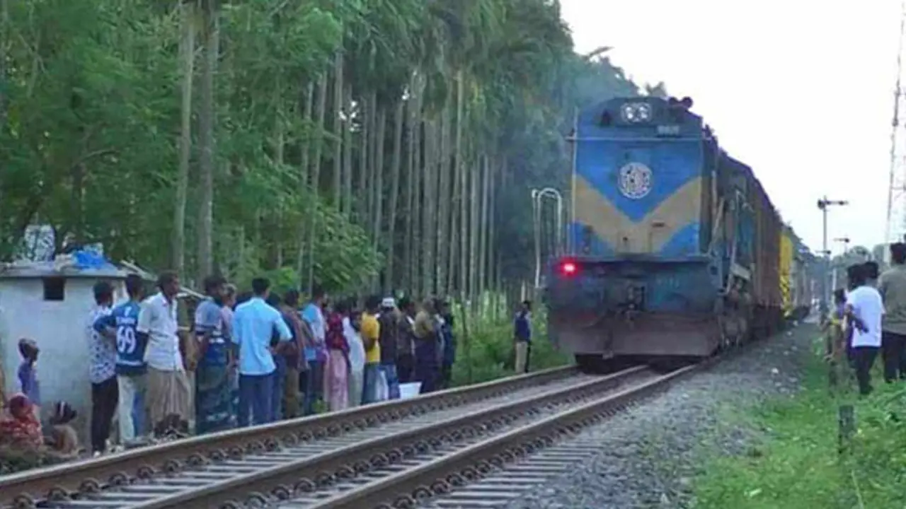 নীলফামারীতে চলন্ত ট্রেন থেকে পড়ে আহত স্কুল শিক্ষার্থী
