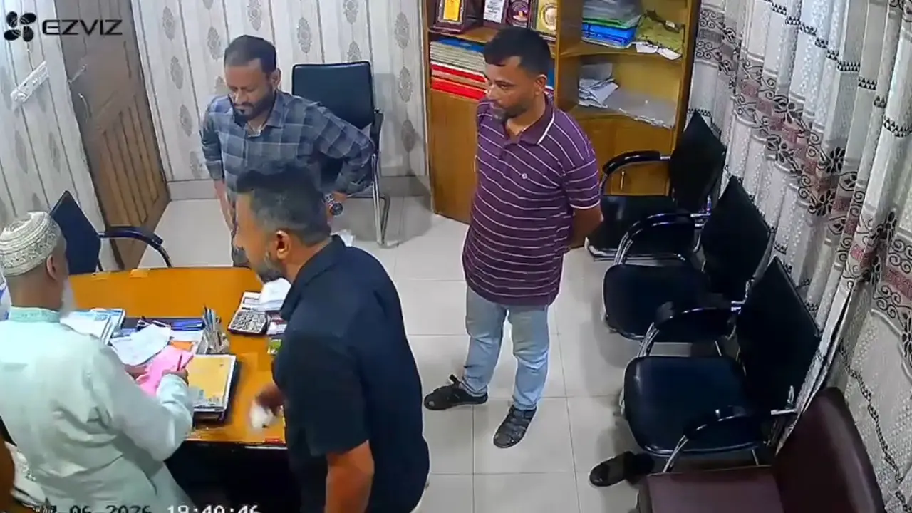 ব্যবসায়ীকে নির্যাতন করে স্ট্যাম্প-চেকে স্বাক্ষর নেওয়ার ঘটনায় গ্রেপ্তার ২