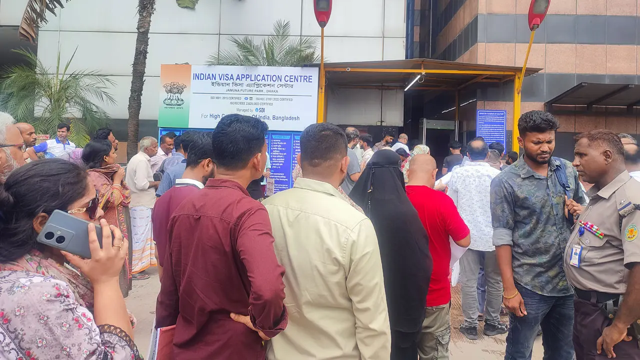 ভারতীয় ভিসাকেন্দ্রে দীর্ঘ সারি, ‘স্লট’ নিয়ে বড় ভোগান্তি