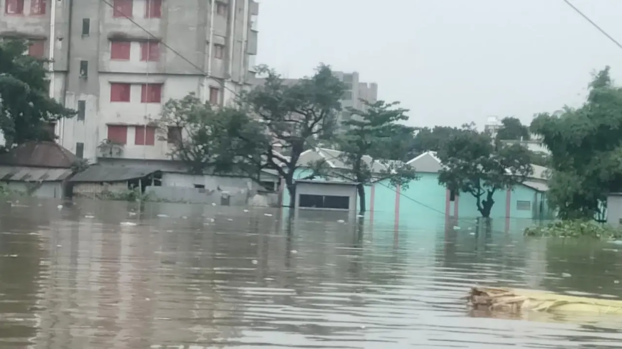 কালিয়াকৈরে তীব্র জলাবদ্ধতা, পানিতে ডুবল ২ হাজার ঘরবাড়ি-দোকানপাট