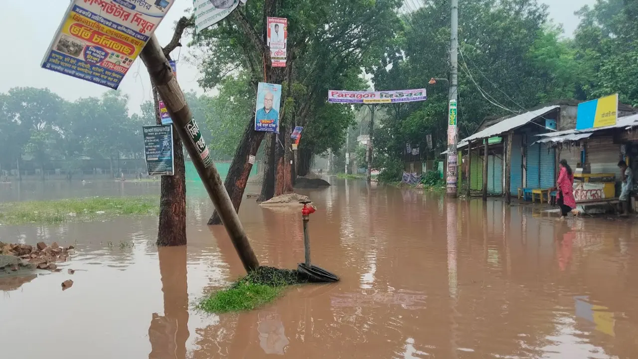 বৃষ্টির পানিতে ডুবল সড়ক-ঘরবাড়ি, চরম ভোগান্তিতে সাতক্ষীরাবাসী
