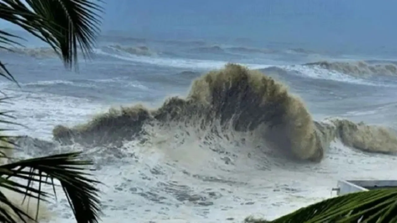 বঙ্গোপসাগরে গভীর নিম্নচাপ : মাছ ধরার ট্রলারকে নিরাপদে থাকার নির্দেশ