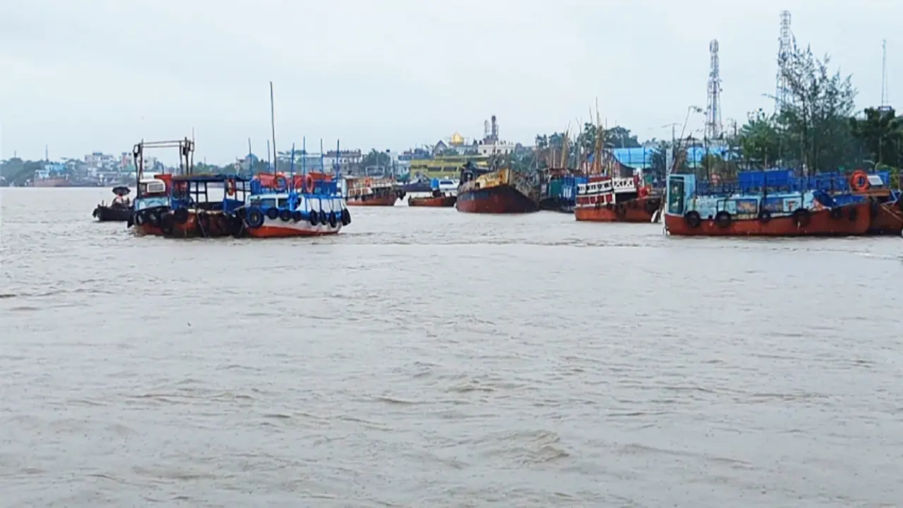 সারা দেশে দুর্যোগপূর্ণ আবহাওয়া, নৌযান পরিচালনায় সতর্কতার নির্দেশ