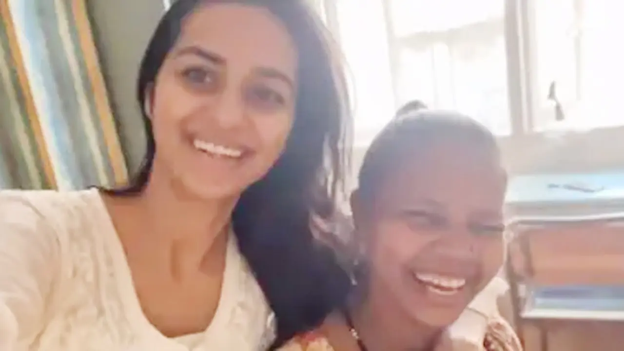 নিজে রান্না করে কাজের বুয়াকে প্রিয় খাবার খাওয়ালেন গৃহকর্ত্রী