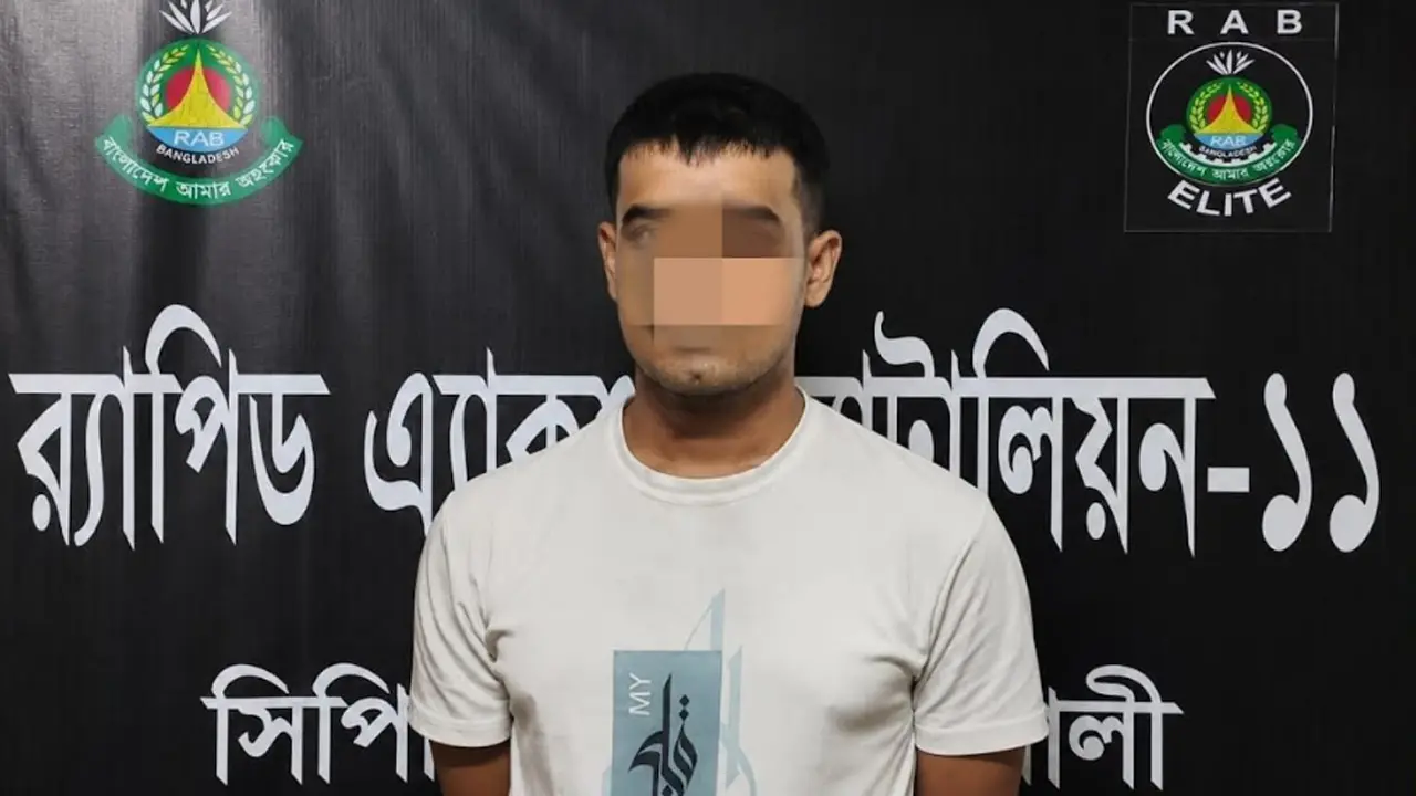 বাগবিতণ্ডার জেরে দাদাকে গুলি, আগ্নেয়াস্ত্রসহ নাতি গ্রেপ্তার