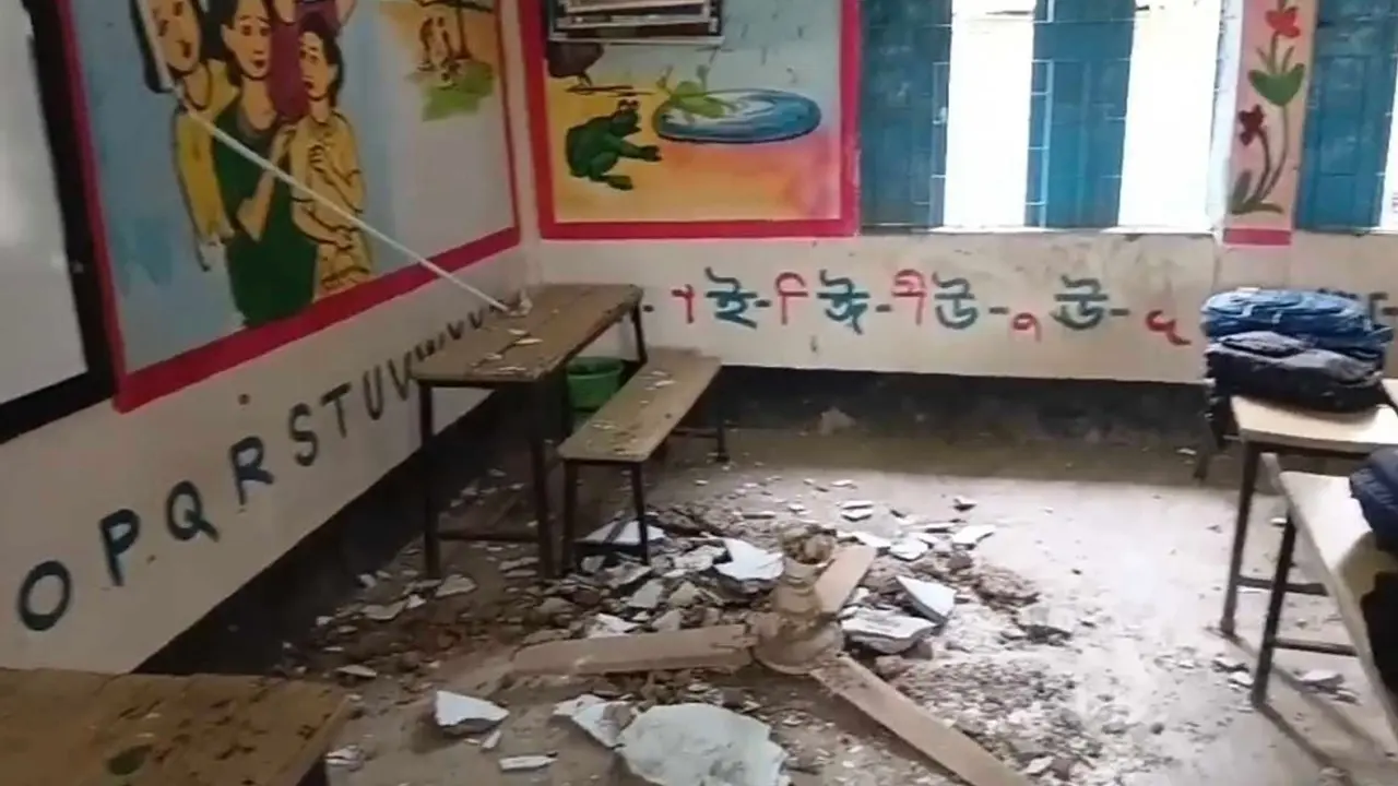 ক্লাস চলাকালে বিকট শব্দ, পলেস্তারাসহ খুলে পড়ল সিলিং ফ্যান