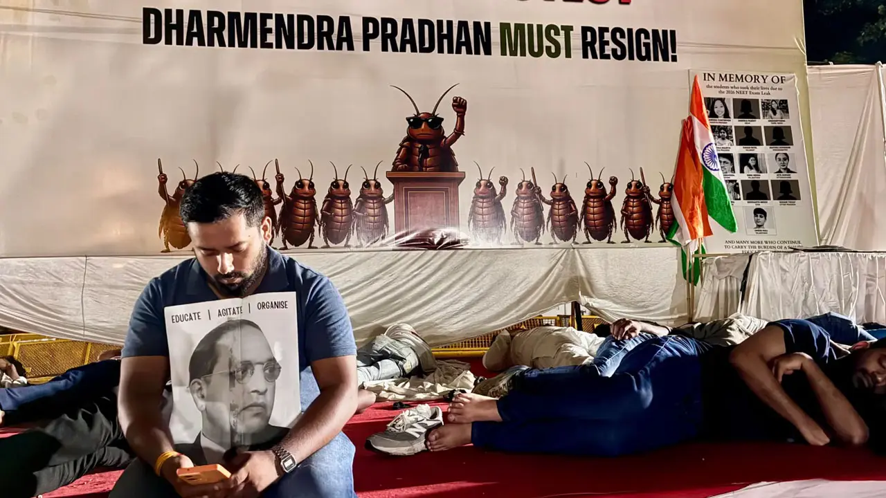 দিল্লিতে ‘ককরোচ জনতা পার্টি’র অনড় অবস্থান, শিক্ষামন্ত্রীর পদত্যাগ দাবি
