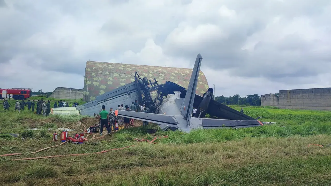ভারতে অবতরণের আগমুহূর্তে বিমান বিধ্বস্ত