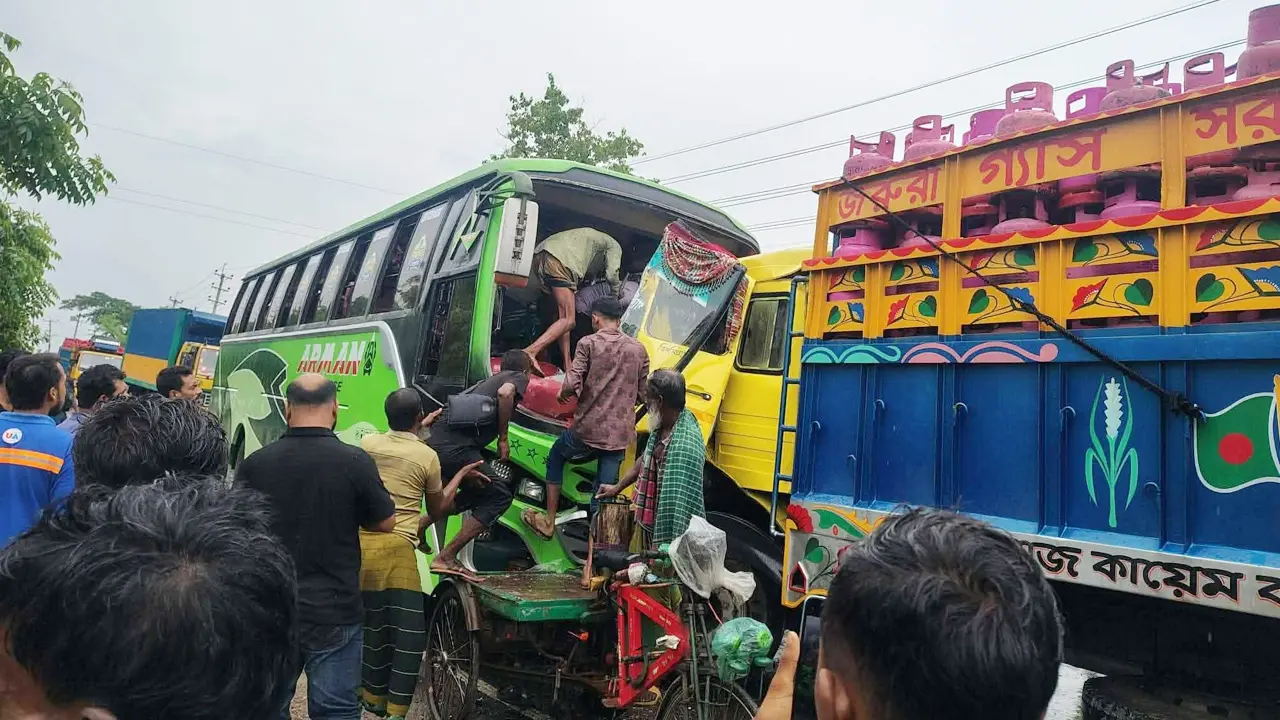 বাগেরহাটে ট্রাক-বাস সংঘর্ষে আহত ৭