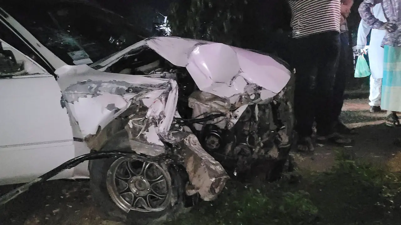 অটোরিকশায় প্রাইভেটকারের ধাক্কা, মা-ছেলে নিহত