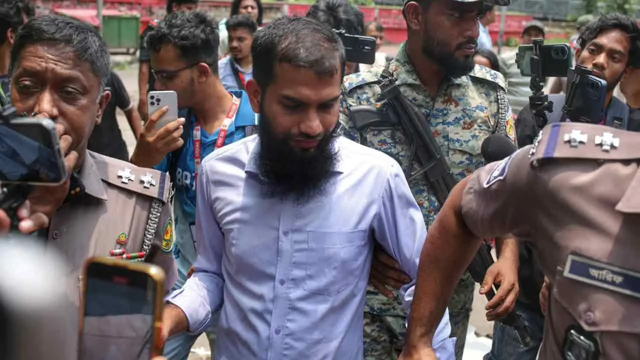 ধানমন্ডি ৩২ থেকে সন্দেহভাজন যুবক আটক