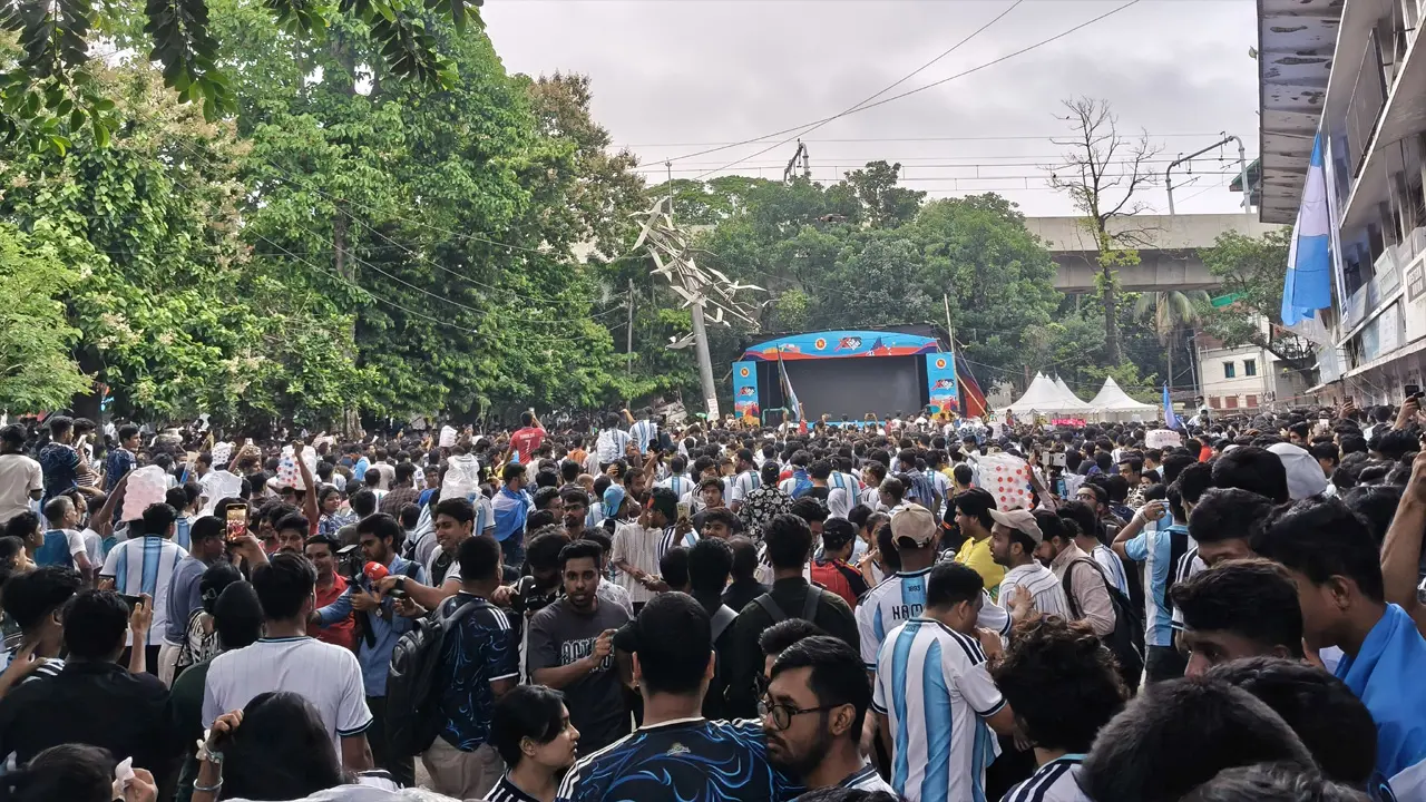 খেলা শুরুর আগেই টিএসসিতে আর্জেন্টাইন সমর্থকদের ঢল