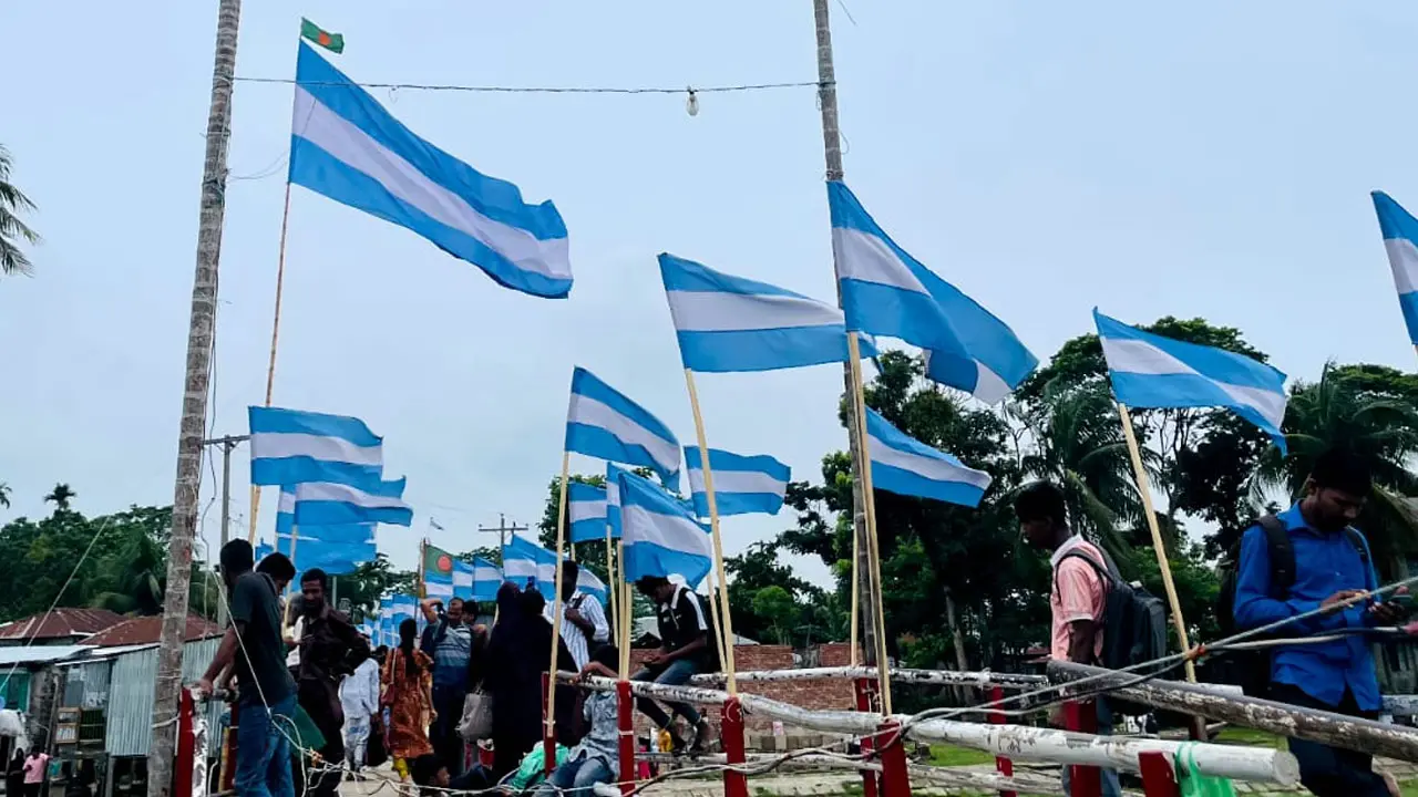 আর্জেন্টাইন সমর্থকদের টানানো পতাকায় ছেয়ে গেছে মেহেন্দীগঞ্জ