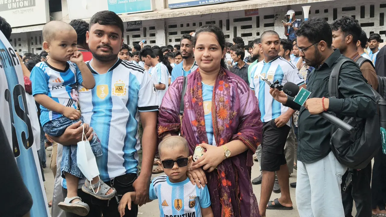 বাবা-মায়ের হাত ধরে টিএসসিতে খুদে আর্জেন্টাইন ভক্ত সোয়াইব ও মাহাদী