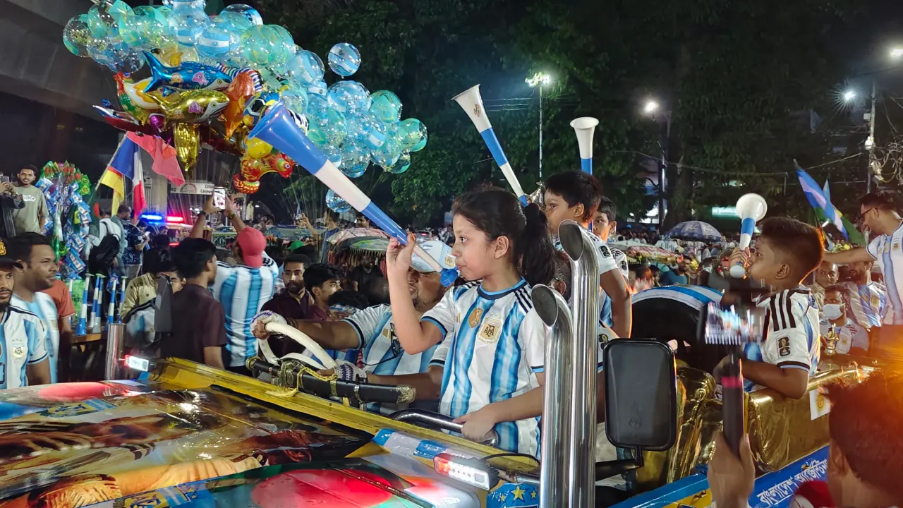 আর্জেন্টিনা ম্যাচ ঘিরে টিএসসিতে উৎসবের আমেজ, ভক্তদের উল্লাস