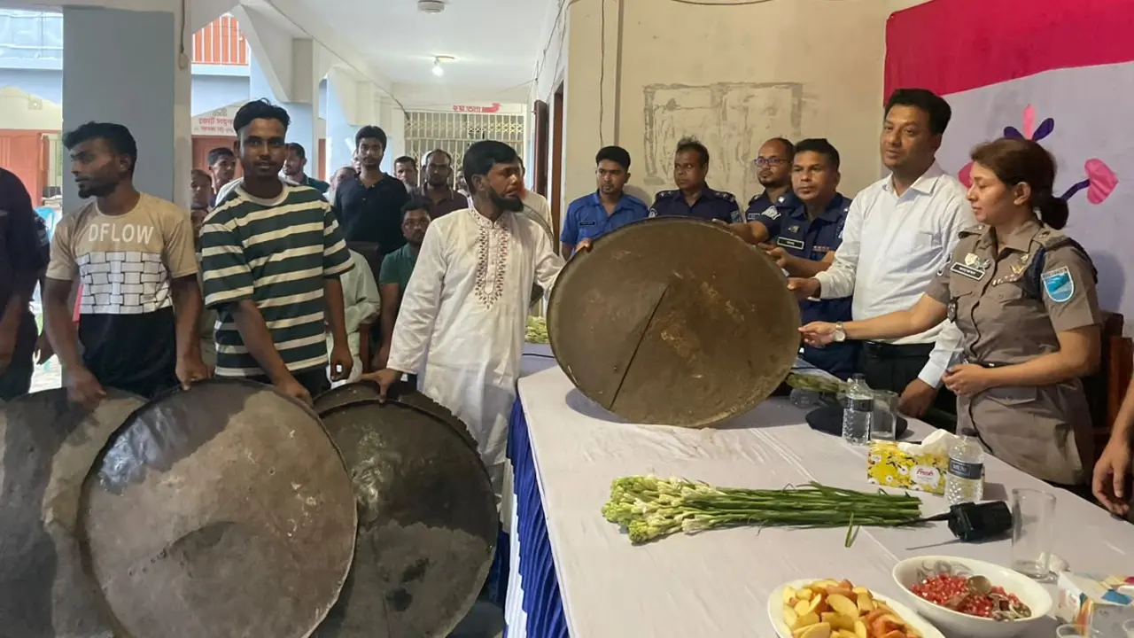 দেশীয় অস্ত্র জমা দিলো ৩ গ্রামের মানুষ, ফুলেল শুভেচ্ছা জানাল পুলিশ