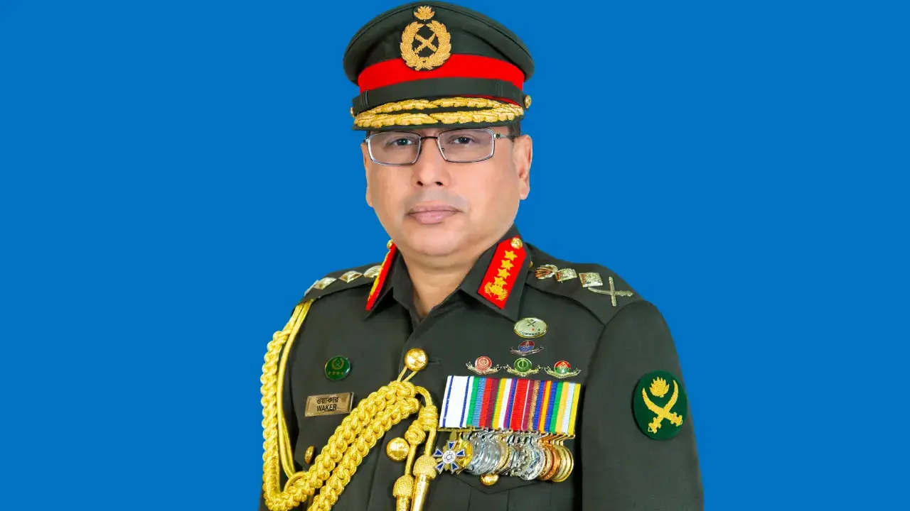 হজ পালন শেষে দেশে ফিরেছেন সেনাবাহিনী প্রধান