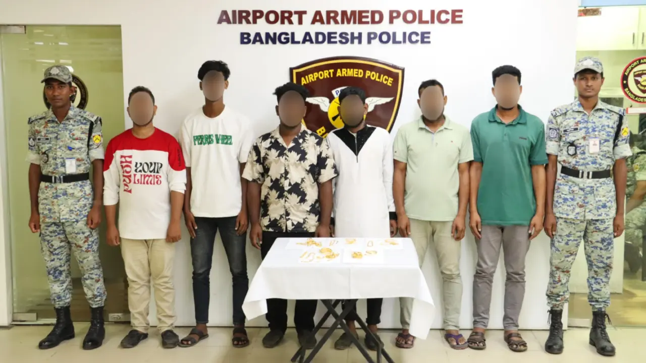 বিমানবন্দরে ৯৪ লাখ টাকার স্বর্ণালংকারসহ ৬ জন আটক