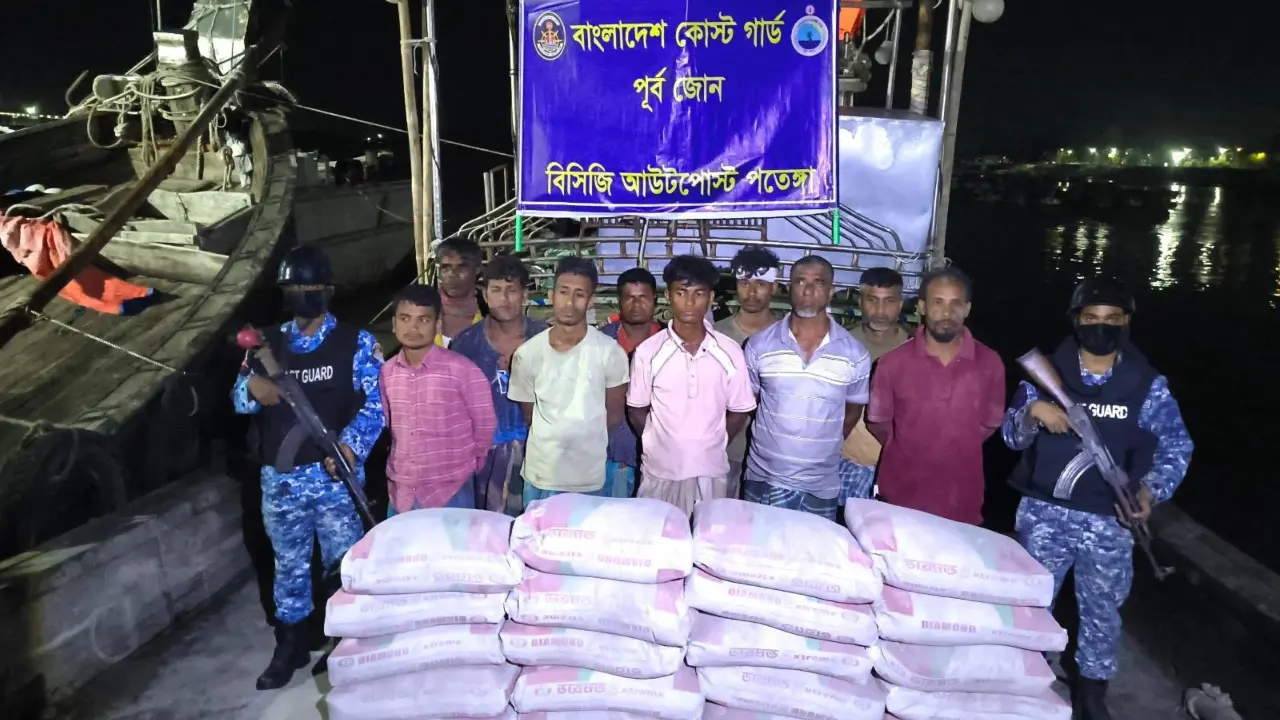 বঙ্গোপসাগরে অভিযান, মিয়ানমারে পাচারকালে ১৬২ বস্তা সিমেন্টসহ আটক ১০