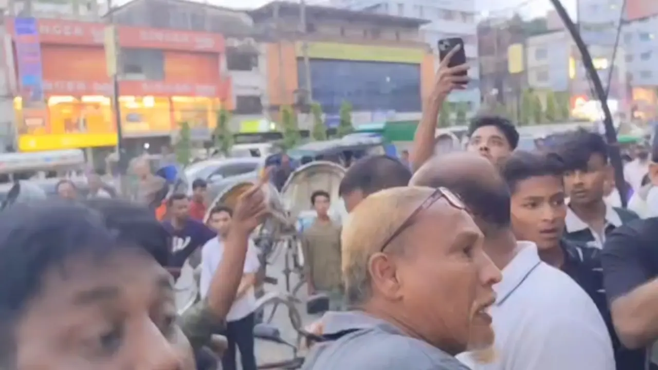 বিএনপি নেতার ছেলের মোটরসাইকেল আটক করায় পুলিশ বক্স ঘেরাও