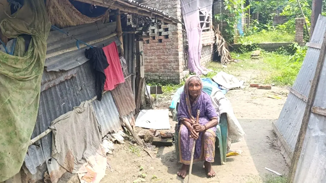 ১০০ বছর বয়সেও আছিয়া বেগমের জীবন কাটছে ভাঙা ঘরে, অনাহারে