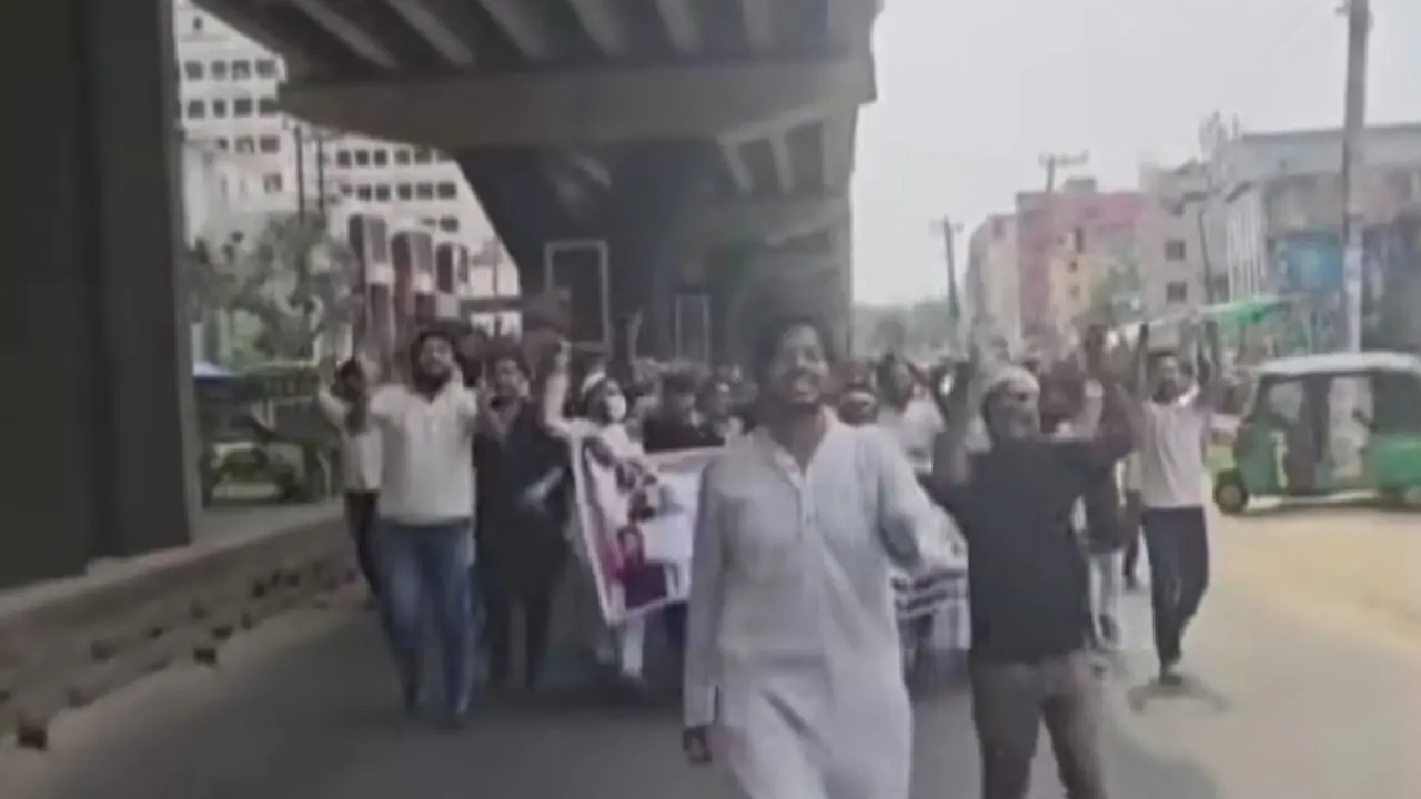 এবার কাফনের কাপড় বেঁধে চট্টগ্রামে নিষিদ্ধ যুবলীগের মিছিল