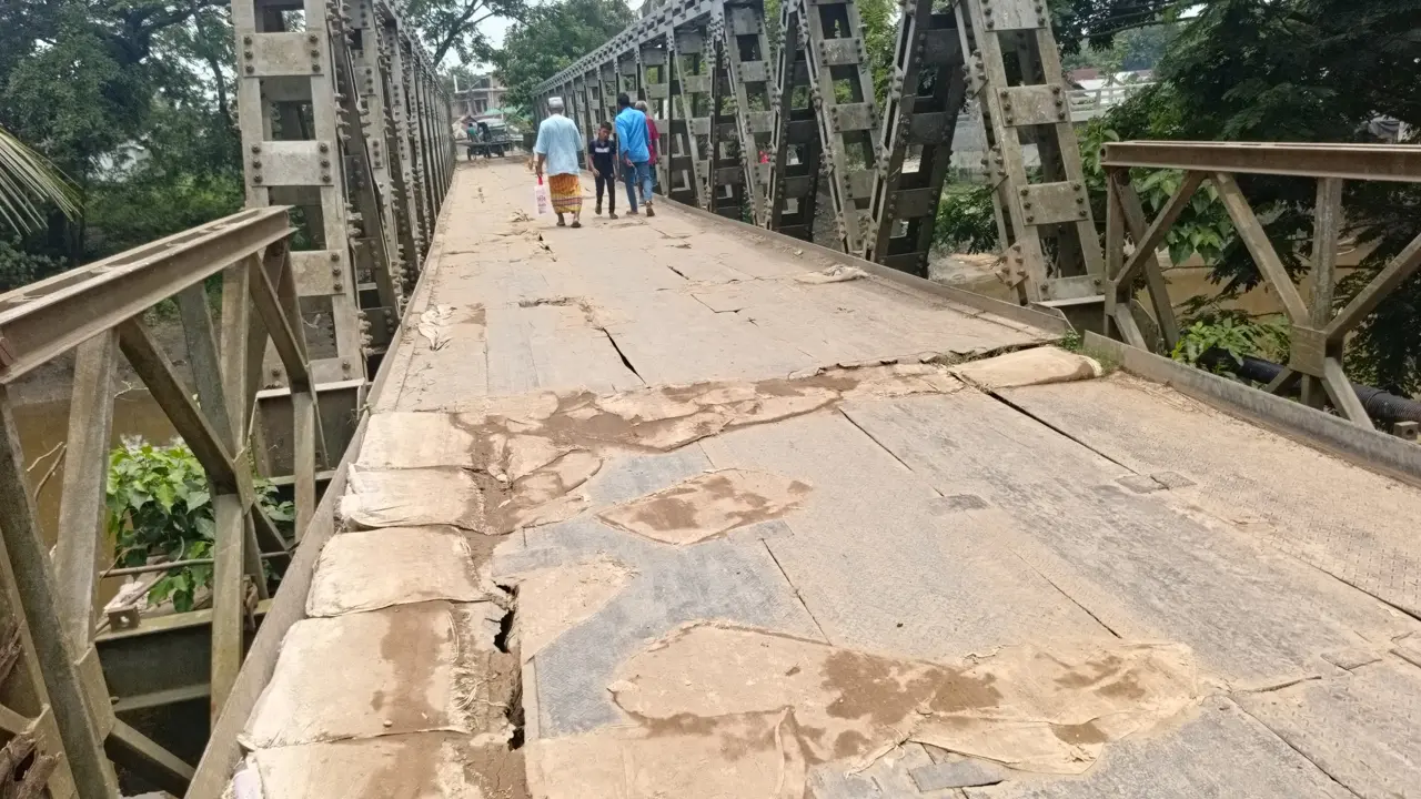 বেইলি ব্রিজে বালির বস্তার তালি, মই বেয়ে উঠতে হয় নির্মাণাধীন সেতুতে