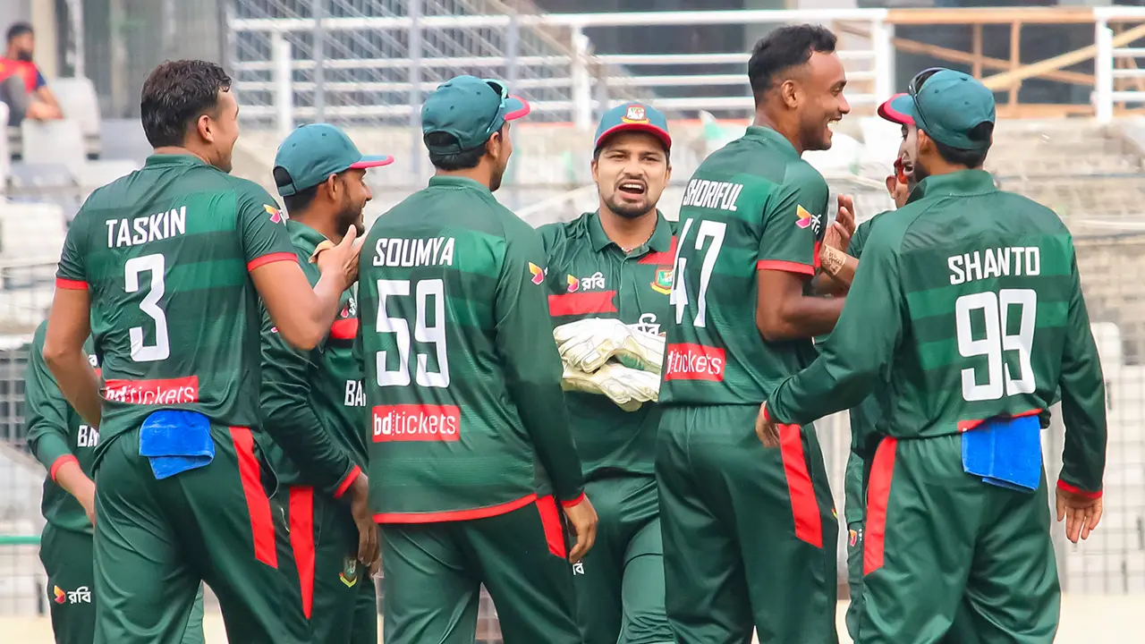 শরিফুলের জোড়া আঘাতের পর তাসকিনের ঝলক
