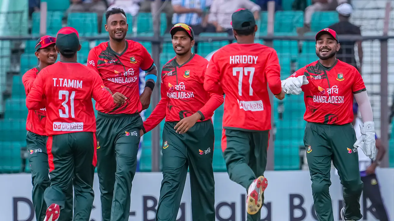 অস্ট্রেলিয়ার বিপক্ষে ব্যাটিং ধসের মাশুল গুনল বাংলাদেশ