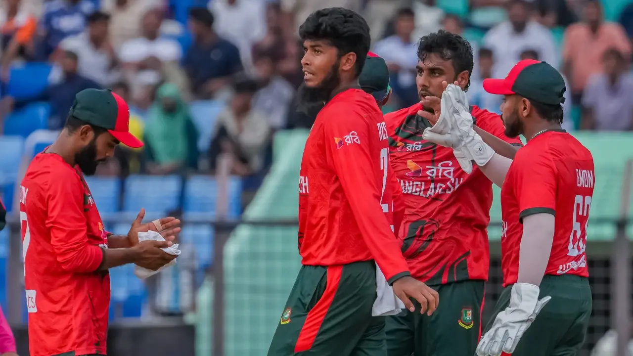 পাওয়ার প্লেতেই তিন উইকেট হারাল অস্ট্রেলিয়া