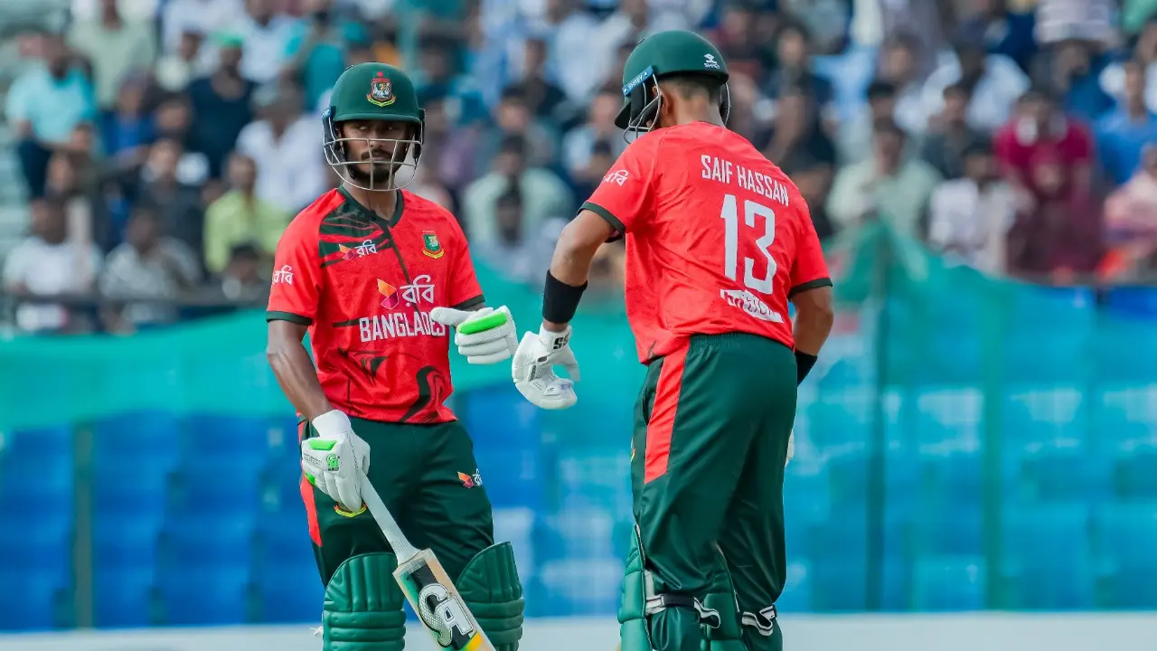 দুই ওভারেই দুই উইকেট হারিয়ে বিপদে বাংলাদেশ