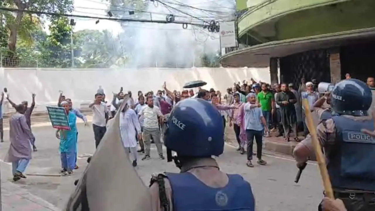 ইসলামী ব্যাংকের সামনে বিক্ষোভে পুলিশের লাঠিচার্জ, জলকামান-টিয়ারগ্যাস