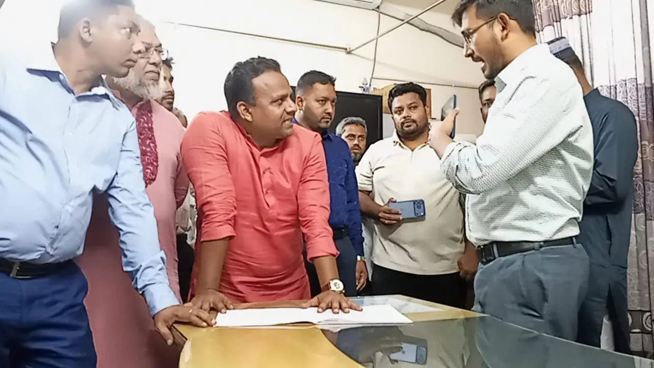 ‘হয় কাজ করবেন, না হলে চলে যাবেন’