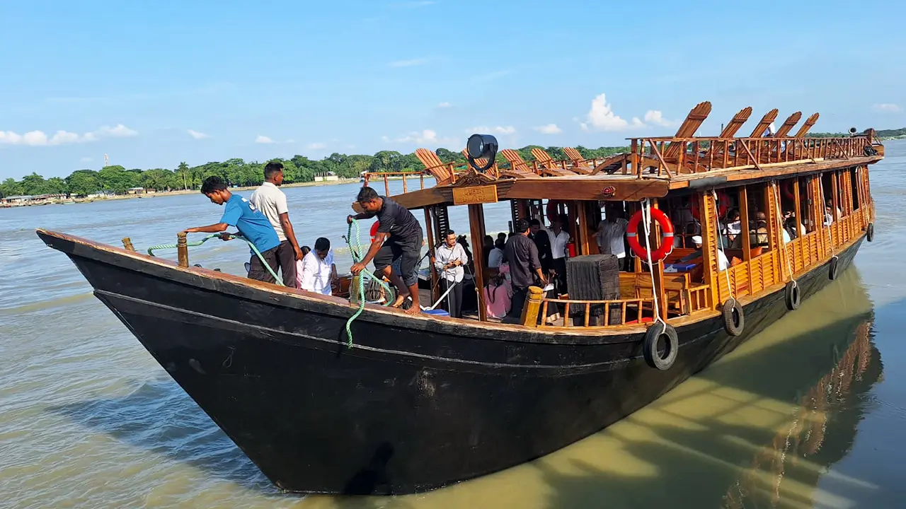 কীর্তনখোলায় পর্যটন বোট ‘কুইন অব উলানিয়া’র যাত্রা শুরু