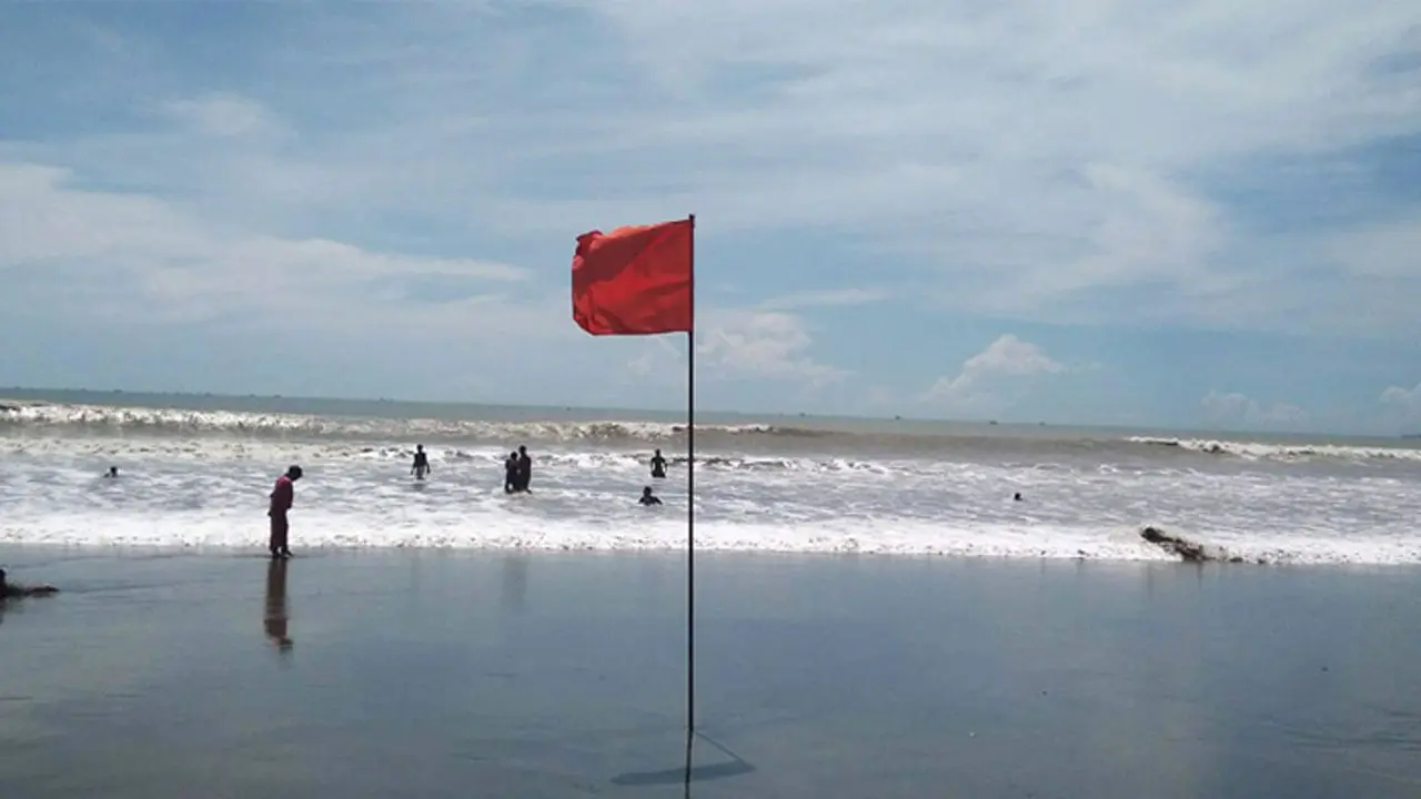 দেশের ১৩ অঞ্চলে ঝোড়ো হাওয়ার শঙ্কা, নদীবন্দরে সতর্কসংকেত
