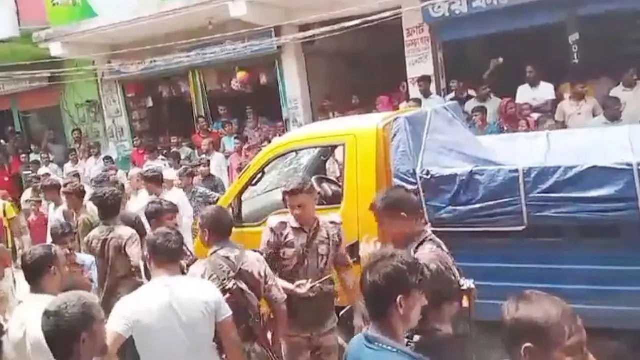 মব সৃষ্টি করে বিজিবির কাছ থেকে চোরাইপণ্যের গাড়ি ছাড়িয়ে নিল চোরাকারবারিরা